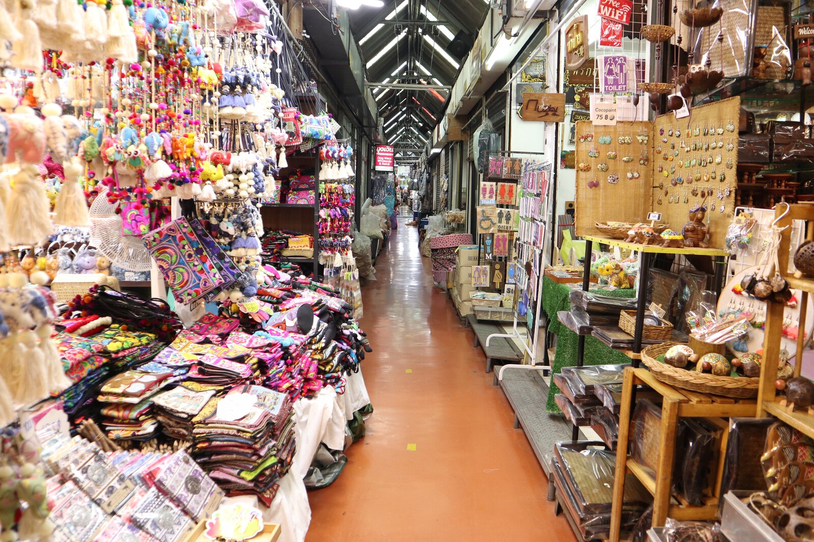 布小物や木製品などを並べた売場が両側に続くチャトチャックの細い路地