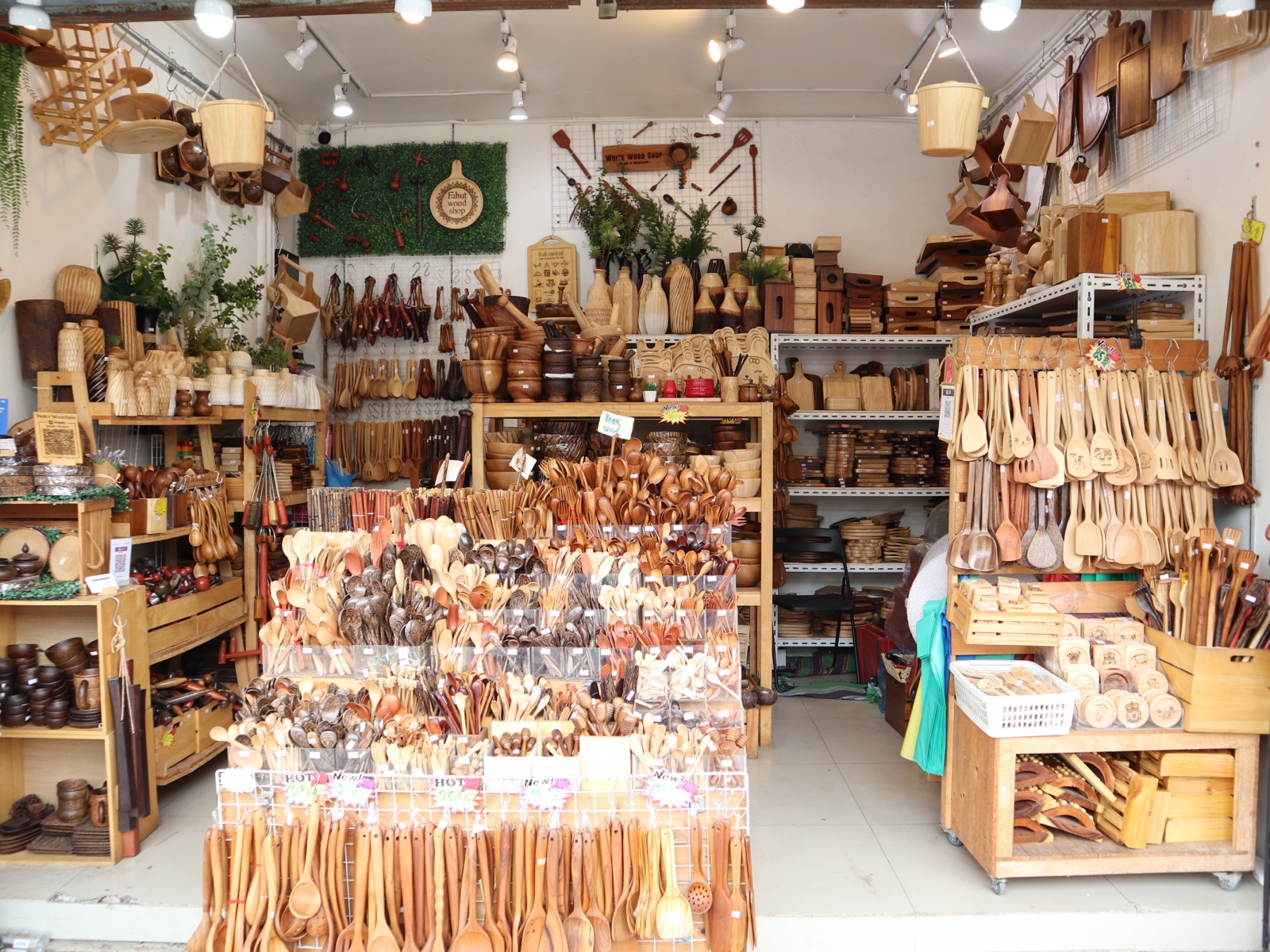 チャトチャックの店舗に並ぶ木製キッチン用品