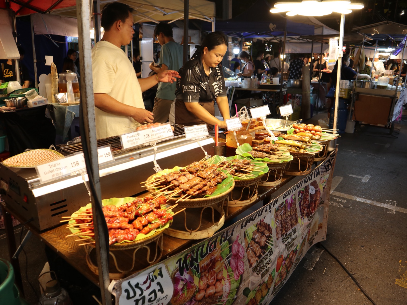 チャトチャックで串焼きを提供する屋台