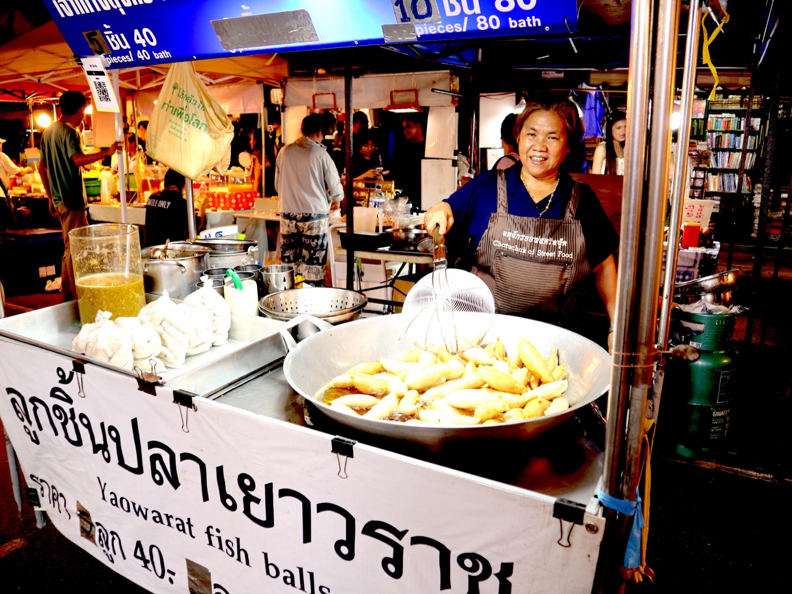 チャトチャックの屋台で調理する店主