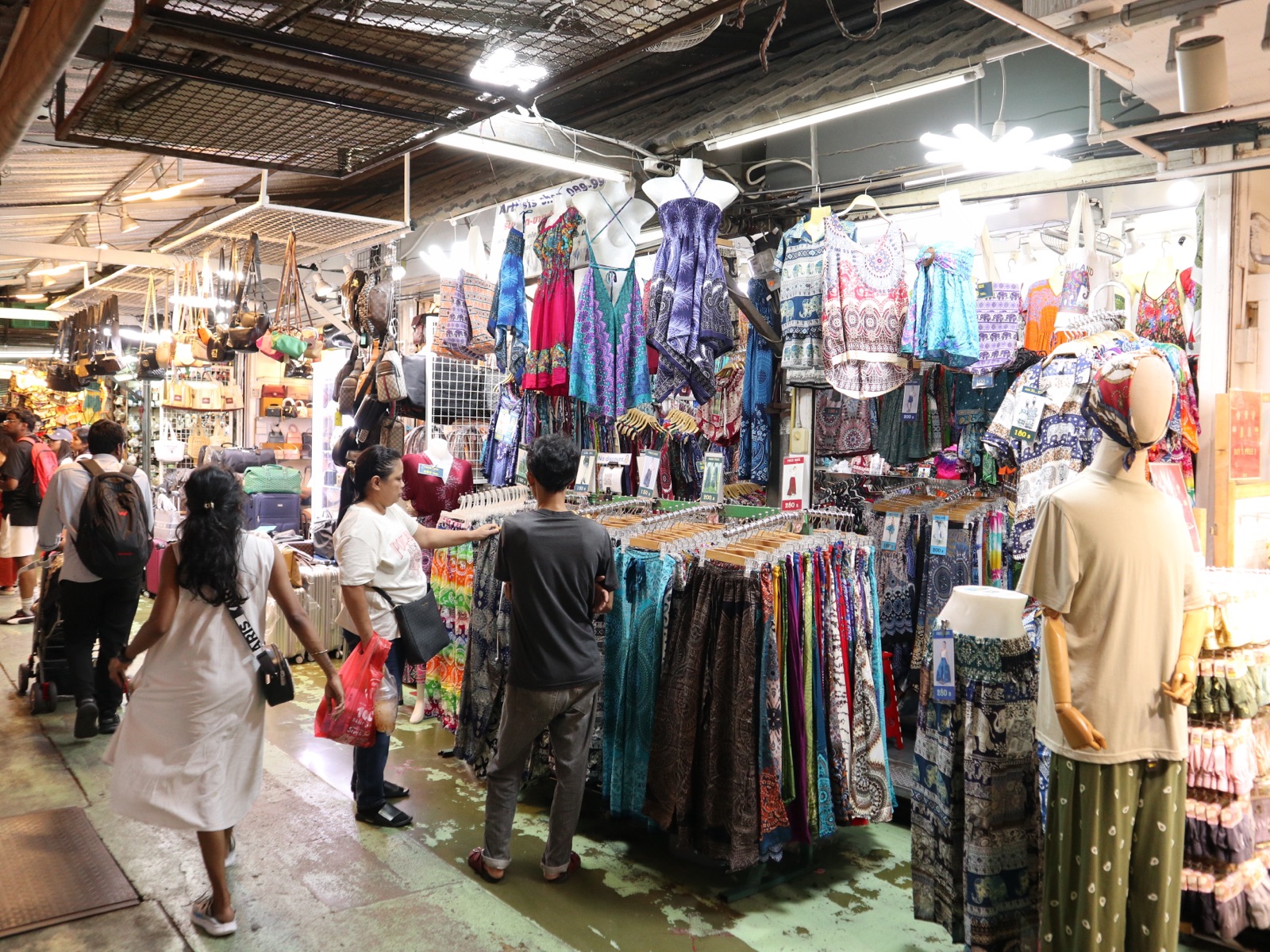 チャトチャックのカラフルな衣料品店