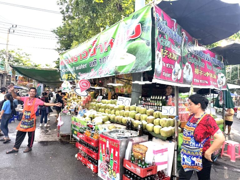 現地で人気の食べ物や飲み物も楽しめるマーケット