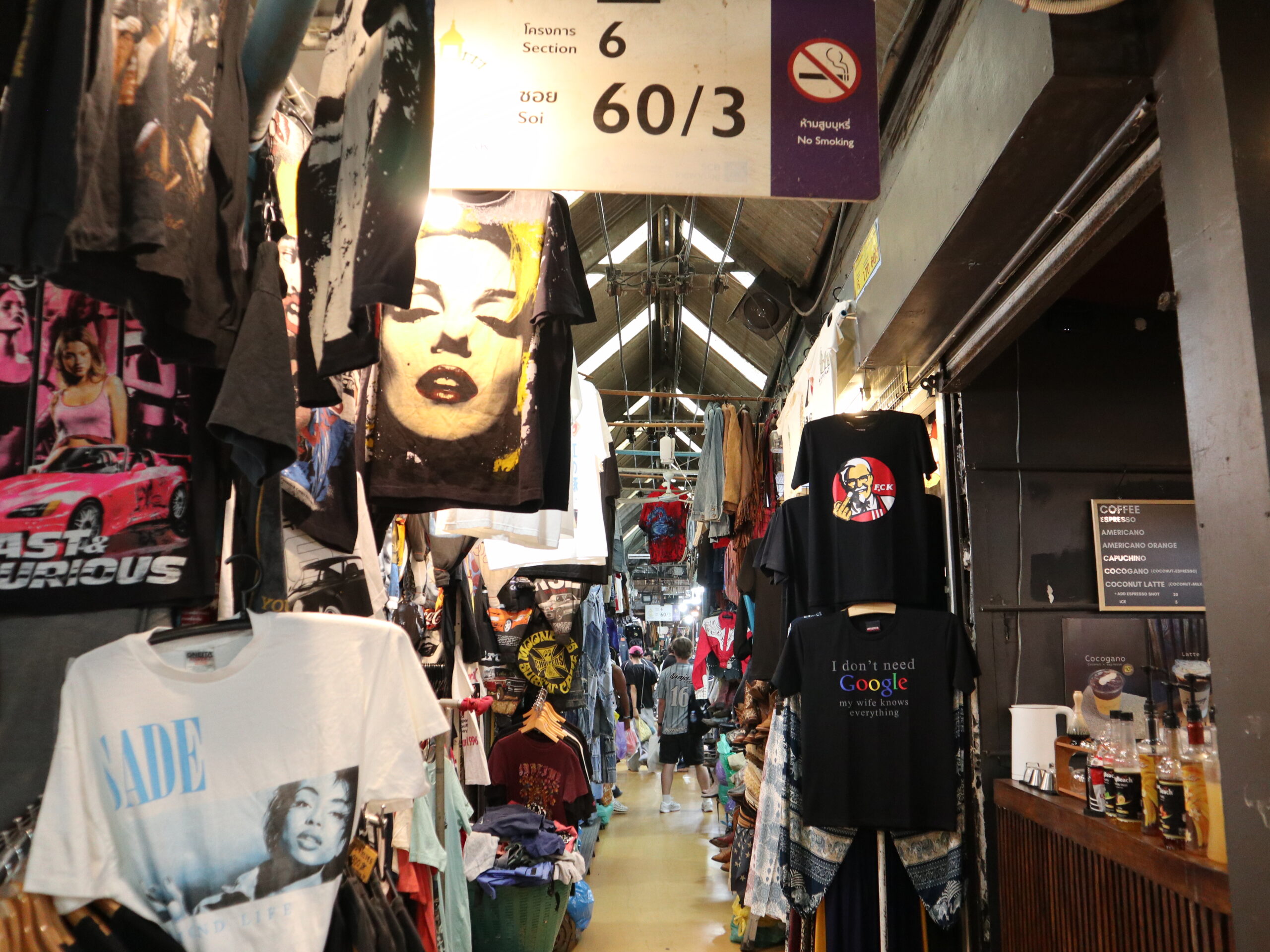 グラフィックTシャツが並ぶSection 6・Soi 60/3