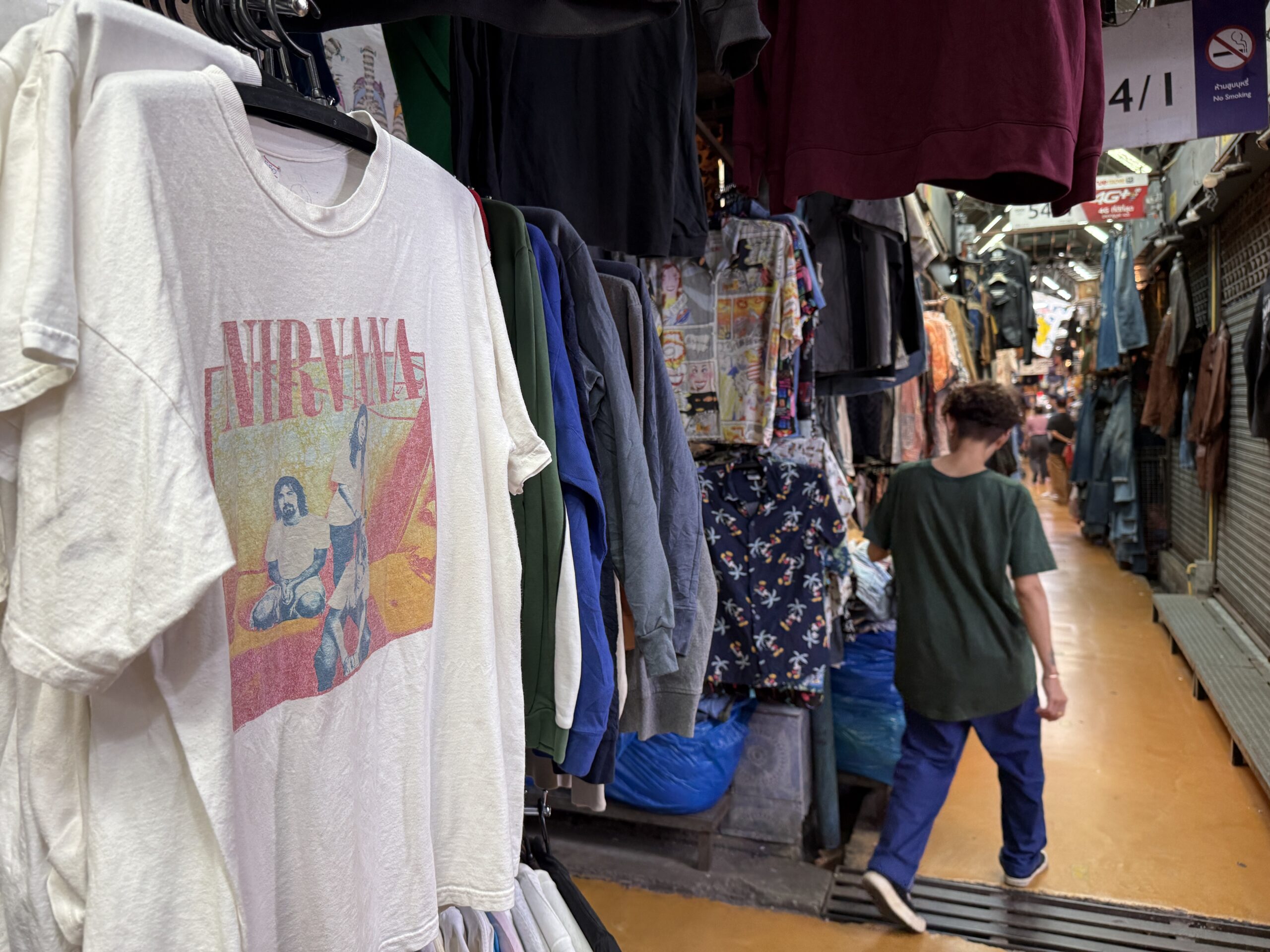 大きなプリントTシャツの先に続く細い路地
