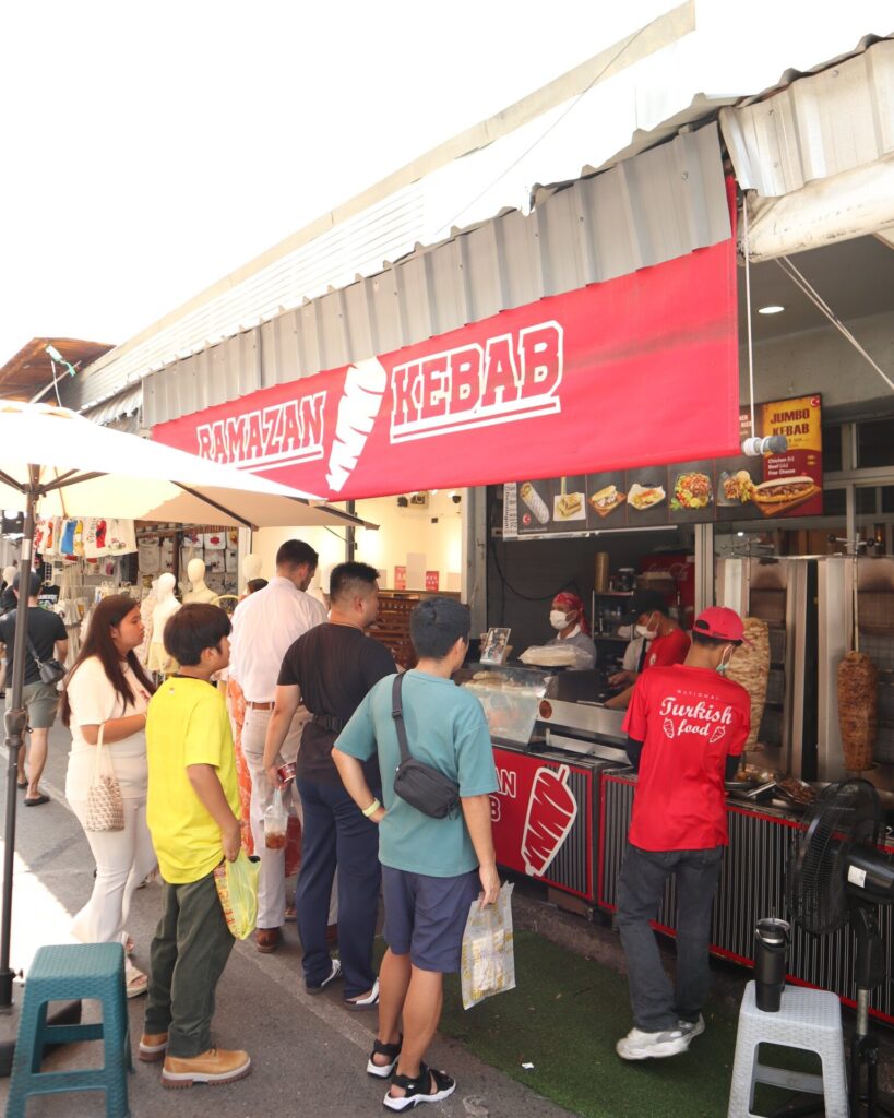 Ramazan Kebabの店頭で注文を待つ人々