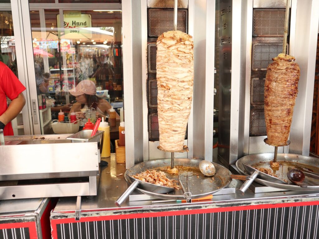 Ramazan Kebab店頭の回転式ロースター