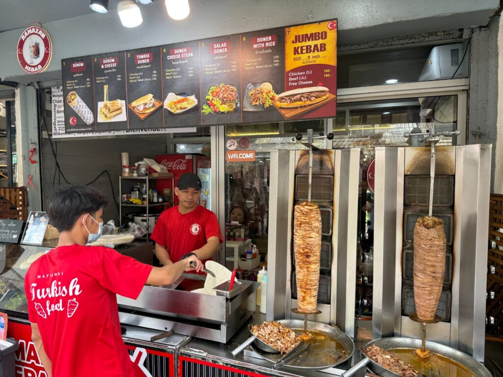 Ramazan Kebab店頭でケバブを仕上げる様子
