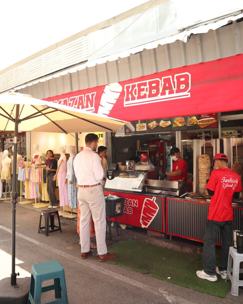 Section 22のメイン通りに面したRamazan Kebab