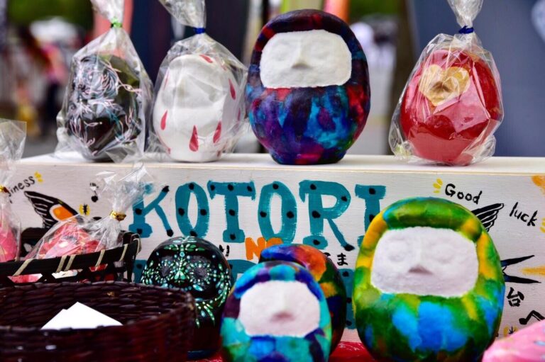Kotori Shoten's booth signboard with wrapped hand-painted Daruma at a past market